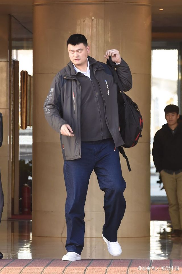 "巨人"姚明背双肩包引人瞩目 和周边人呈"环绕式"身高差